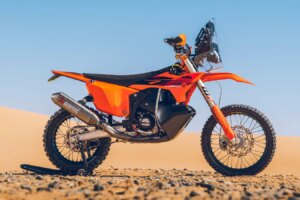 KTM célèbre sa victoire au Dakar avec deux modèles 450 Rally Replica