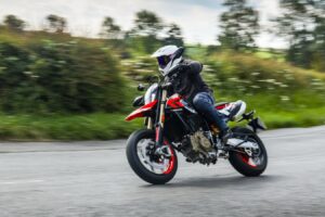 La police appelle les conducteurs britanniques à sensibiliser les conducteurs britanniques à la moto pendant l'été