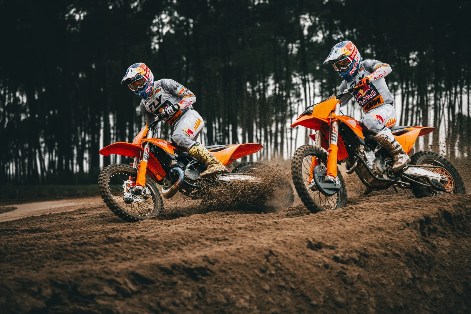 Des motos de motocross KTM 2027 s'affrontent.