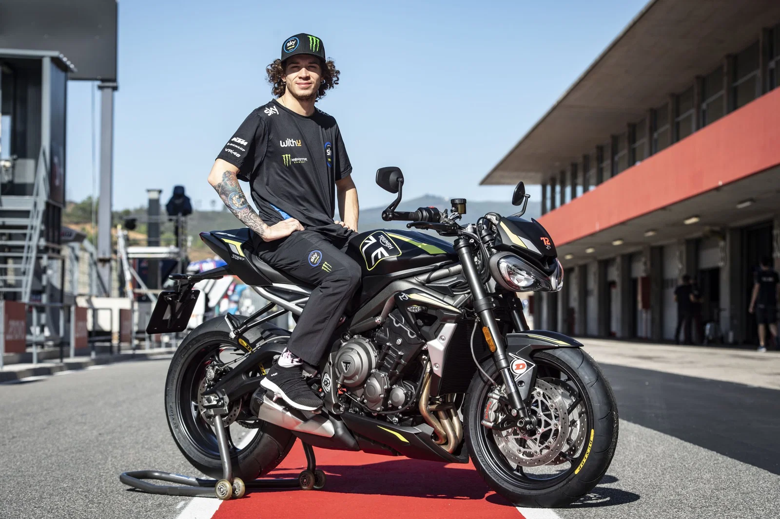 Marco Bezzecchi assis sur une Triumph Street Triple 765