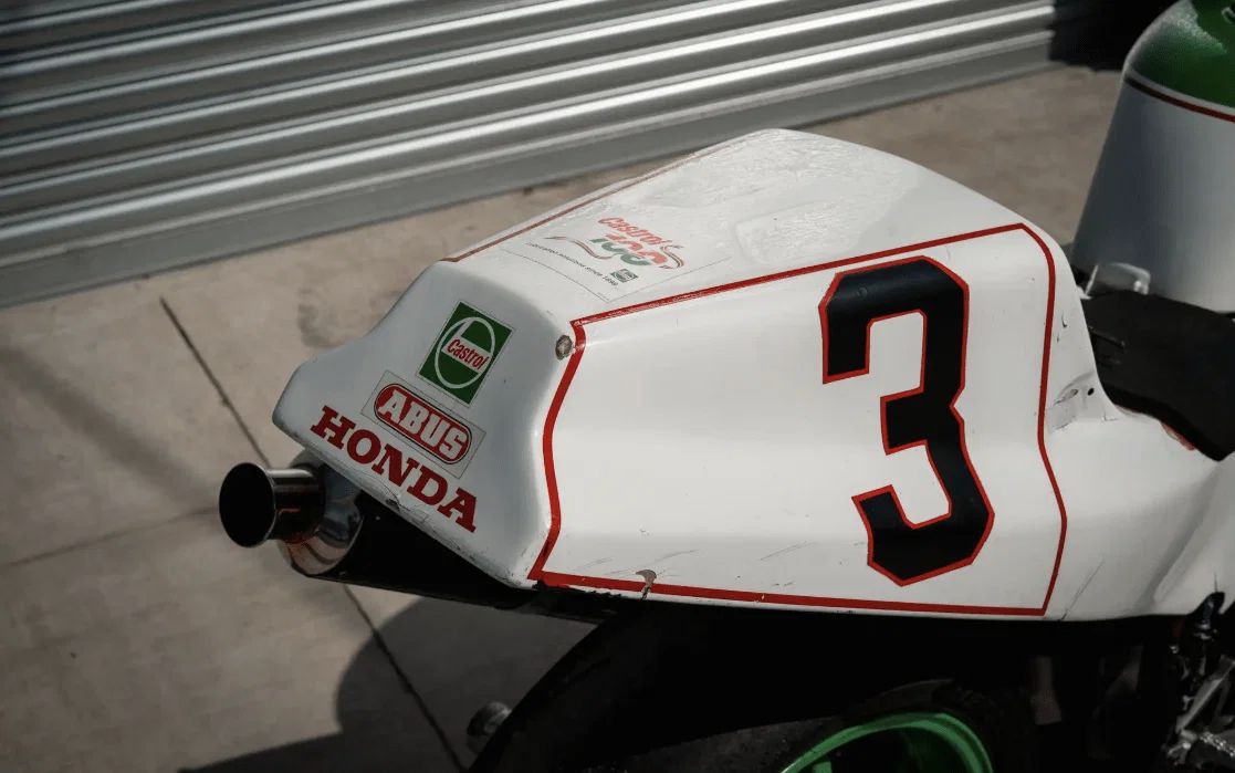 Arrière de l'ex-machine Dunlop et Hislop Honda. Crédit - Commissaires-priseurs emblématiques.