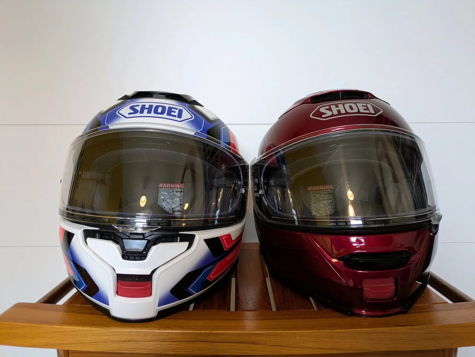 Shoei Neotec 3 (à gauche) et Neotec 2 (à droite)