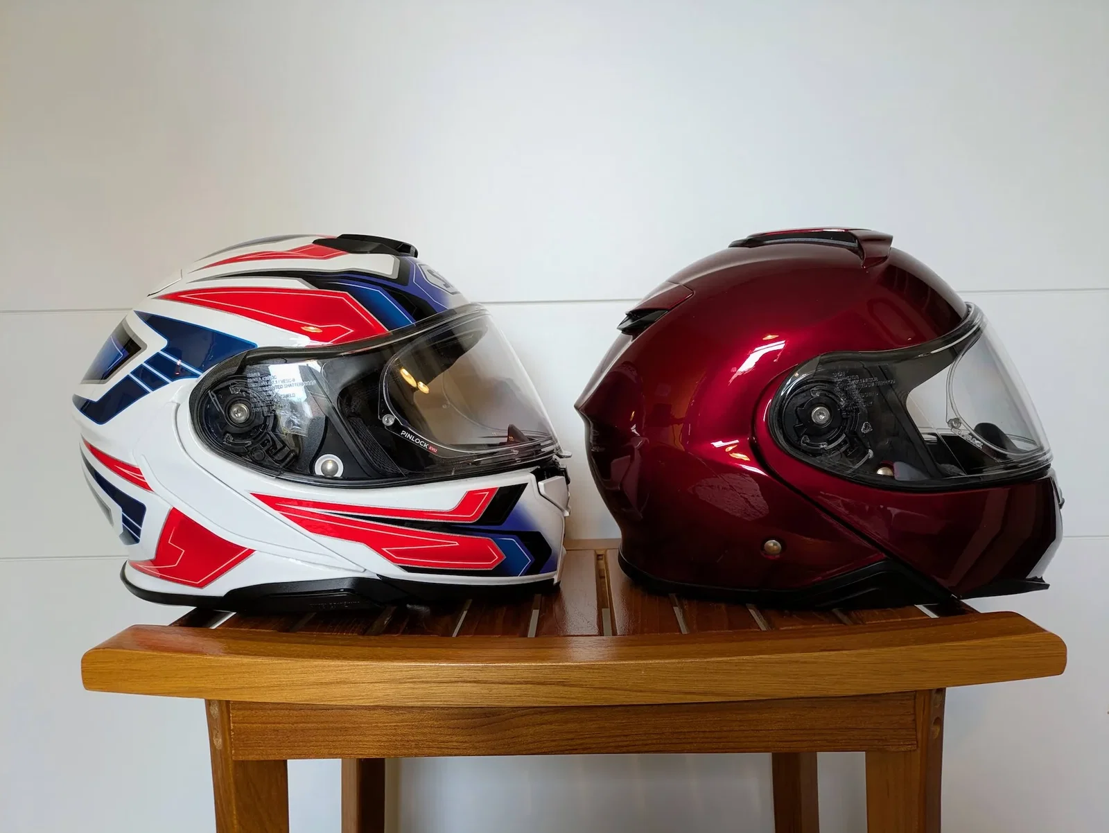 Shoei Neotec 3 (à gauche) et Neotec 2 (à droite)
