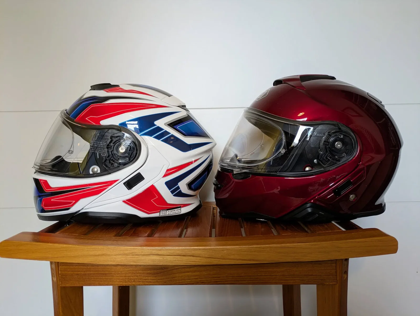 Shoei Neotec 3 (à gauche) et Neotec 2 (à droite)