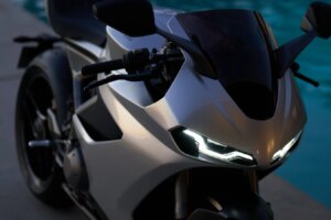 Norton Manx R contre ses rivaux : BMW S1000RR, Ducati Panigale V4, Honda CBR1000RR-R SP