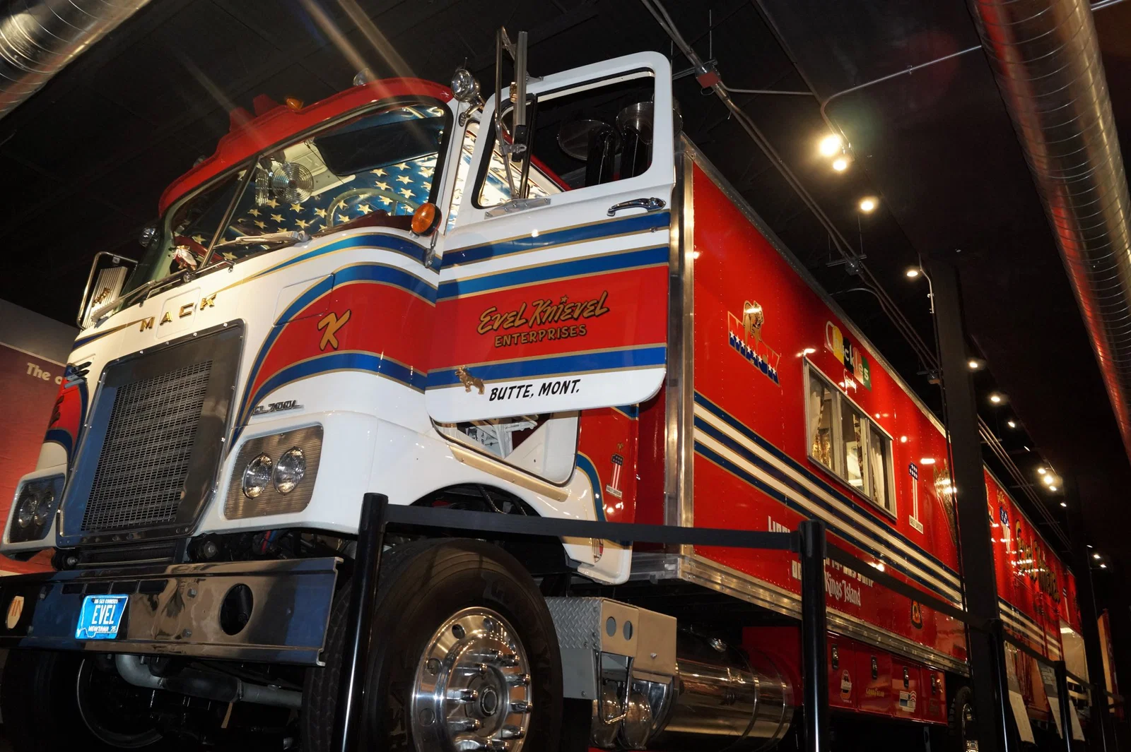Le camion et la remorque Mack « Big Red » utilisés pour transporter le spectacle en tournée de Knievel 