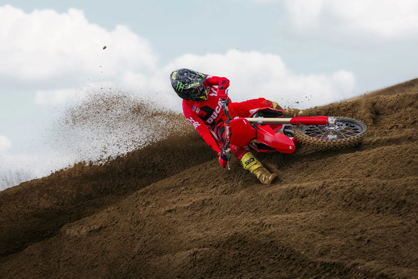 La toute première moto de motocross de Ducati, la Desmo450 MX, en action