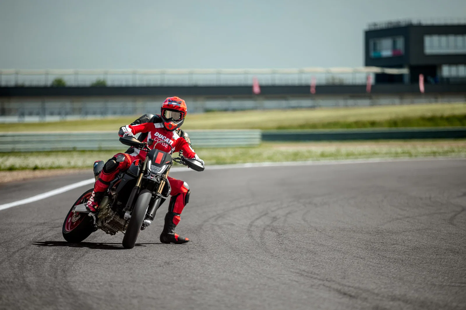 La Ducati Hypermotard 698 Mono Nera