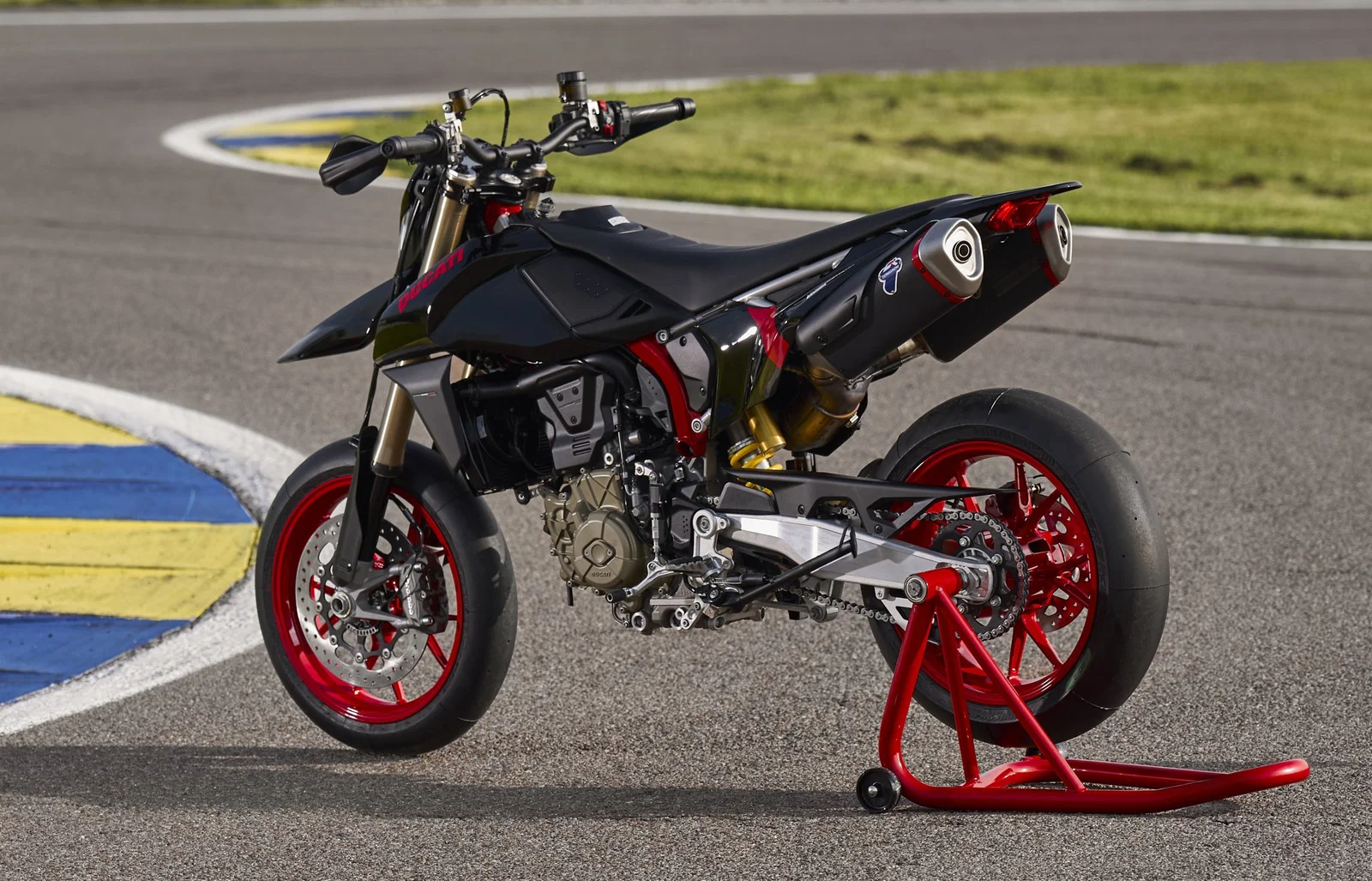 La Ducati Hypermotard 698 Mono Nera