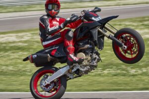 La nouvelle Ducati Hypermotard 698 Mono Nera apporte un style noirci et plus de kit