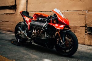 La moto de 400 ch de Max Hazan à moteur Ferrari se vend 500 000 $