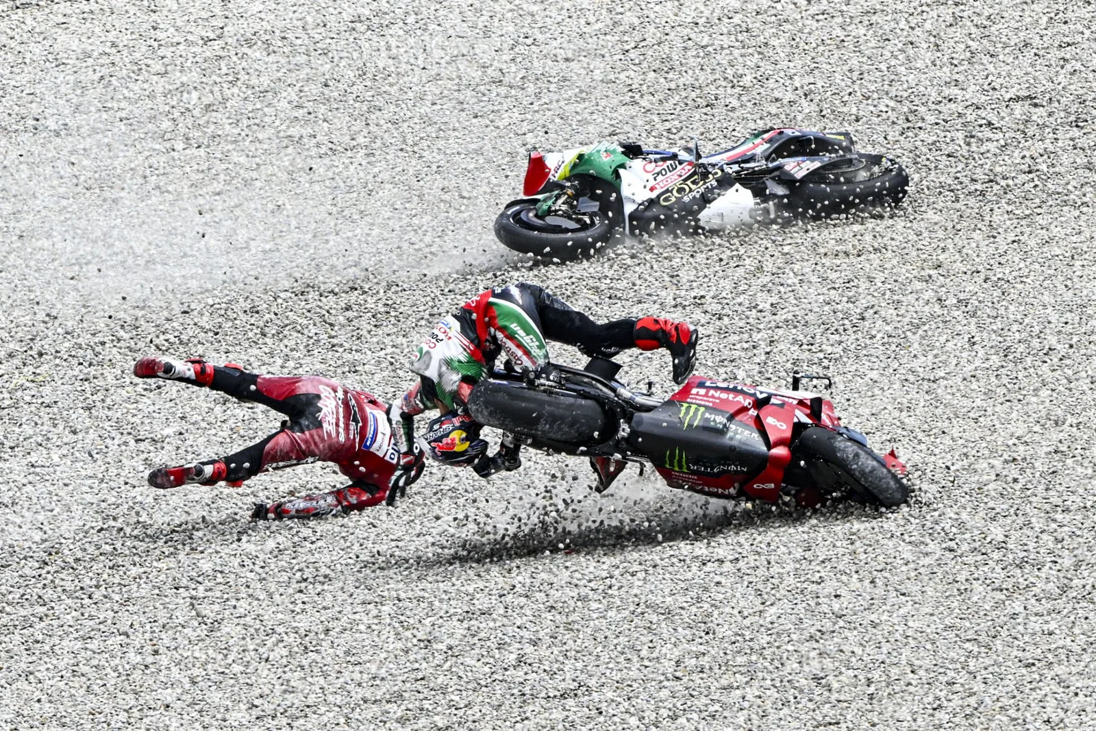 Johann Zarco et Francesco Bagnaia roulent dans les graviers. Crédit : Or et Oie.
