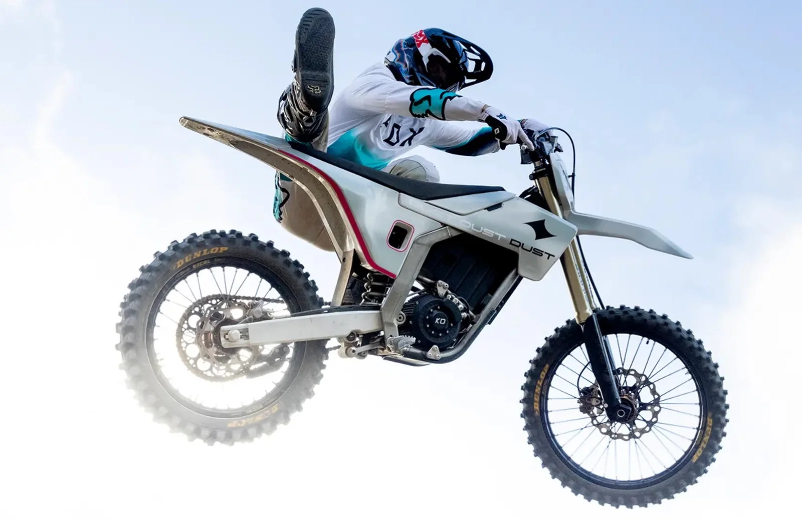 Une moto tout-terrain électrique volant dans les airs