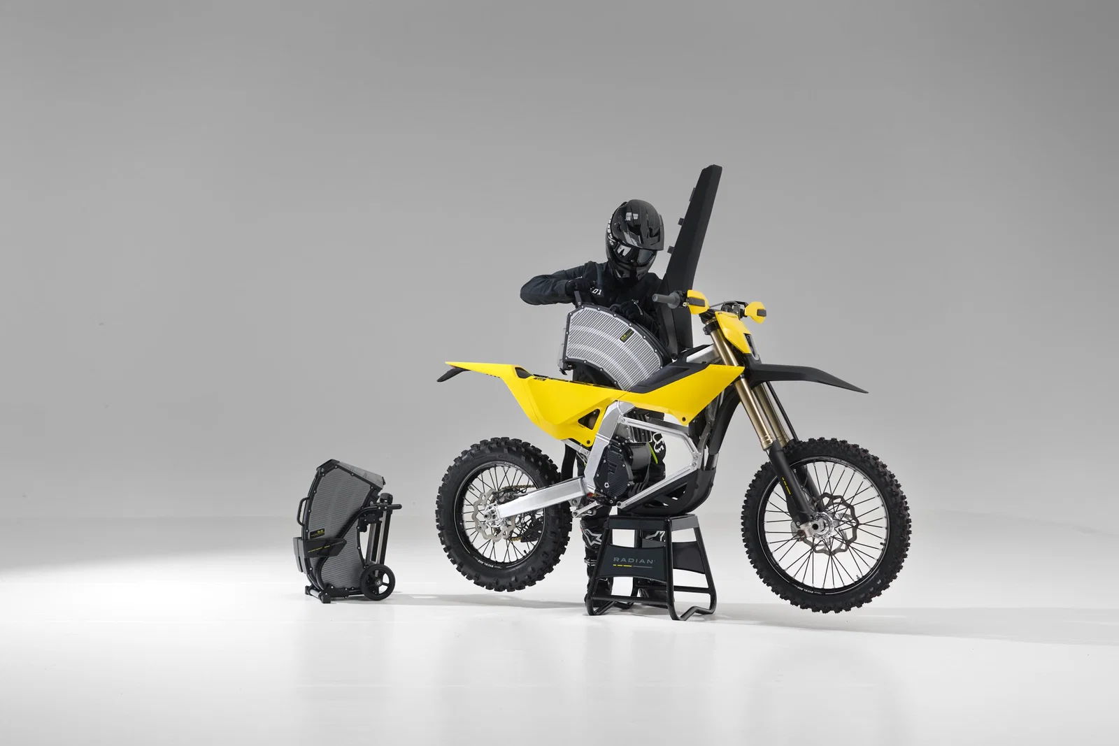 un pilote changeant la batterie du Radian EXR