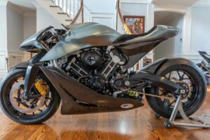 Aston Martin et Brough Superior AMB 001 arrivent sur le marché
