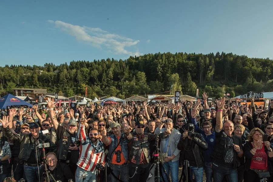 Motards Harley-Davidson lors d'un événement.