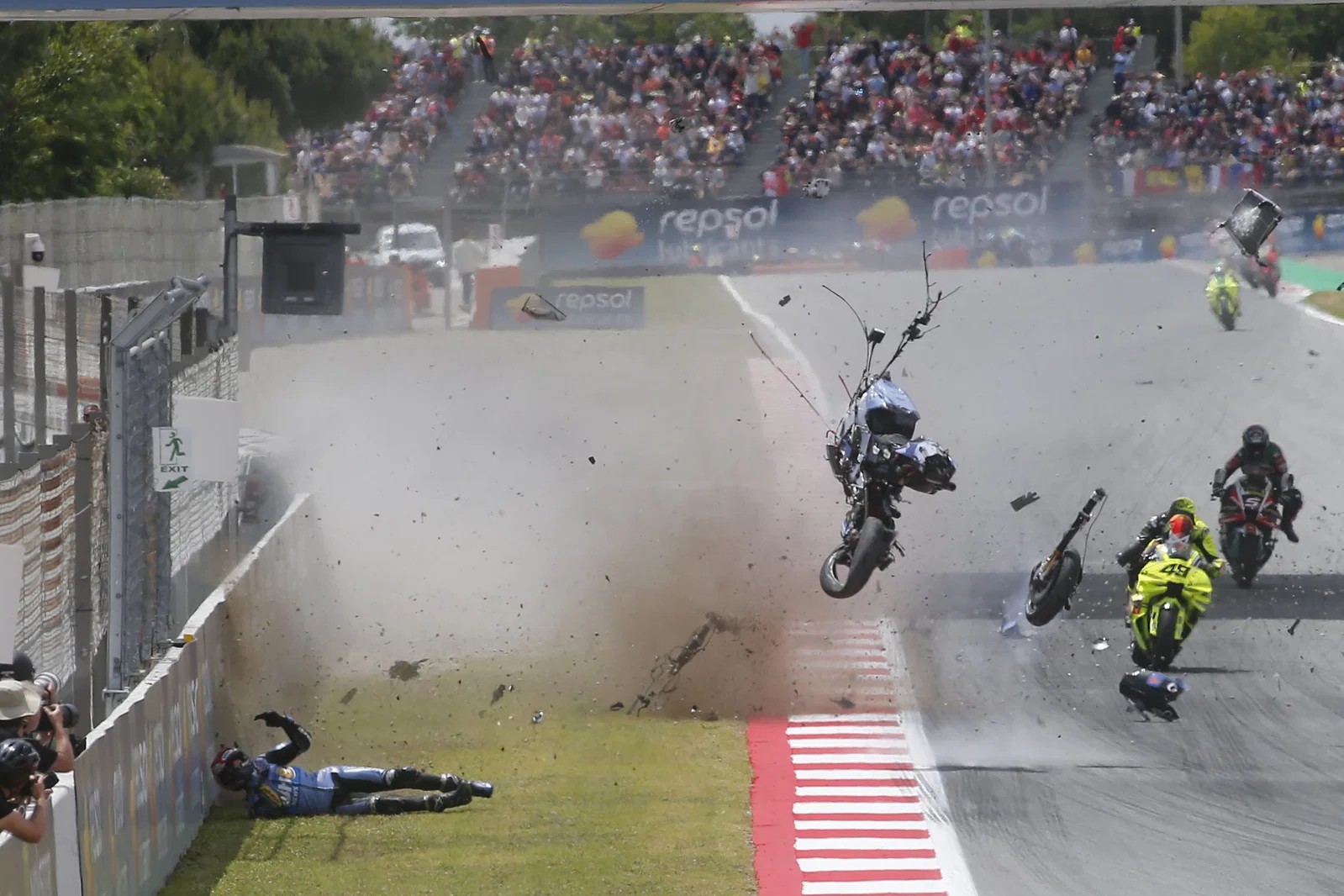 Alex Marquez s'écrase avec son vélo volant dans les airs. Crédit : Or et Oie.