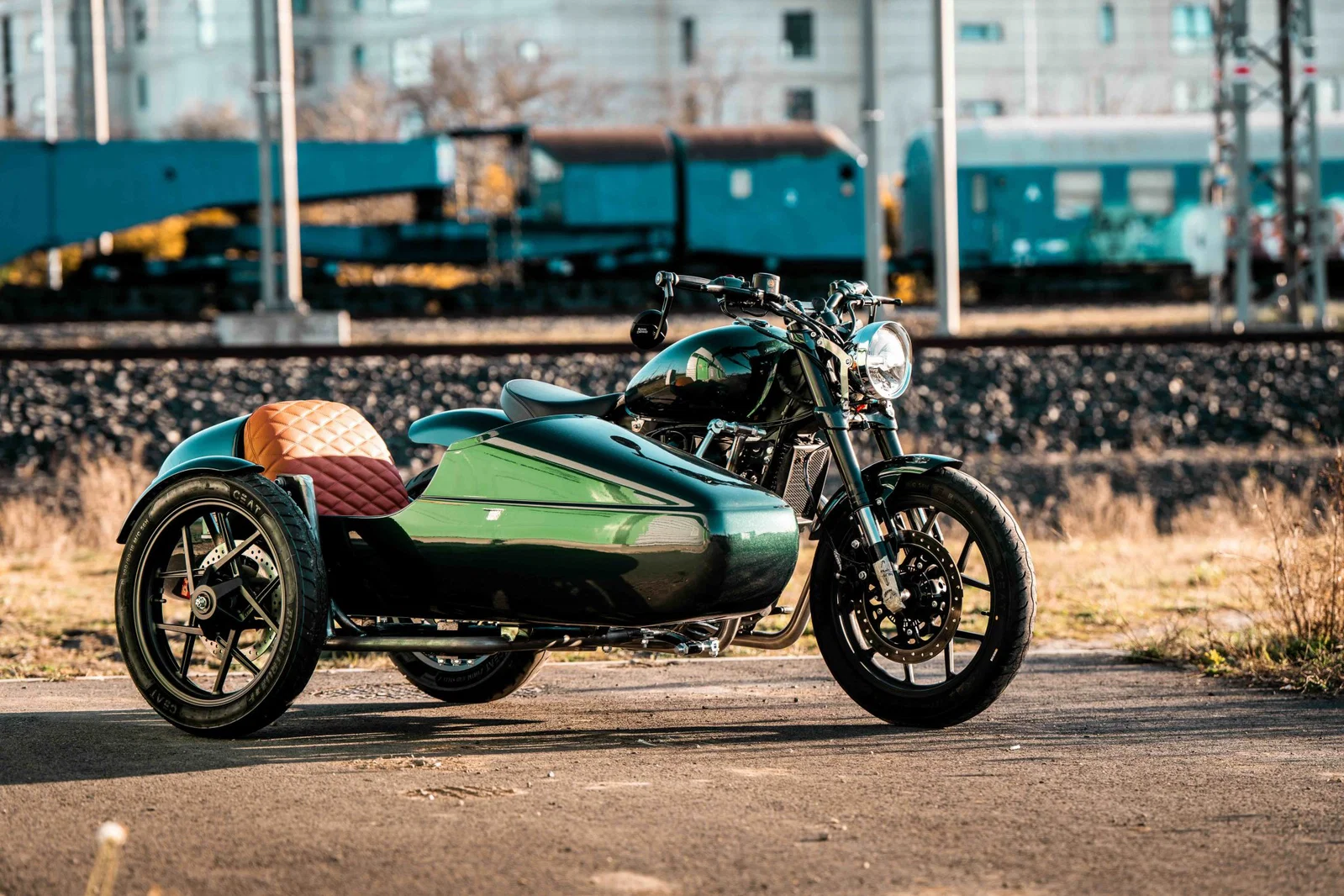 La construction personnalisée du Royal Enfield Shotgun 650 avec un side-car.