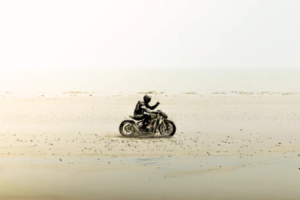 La Triumph Land Speed ​​Bobber établit un record de 132 mph à Pendine