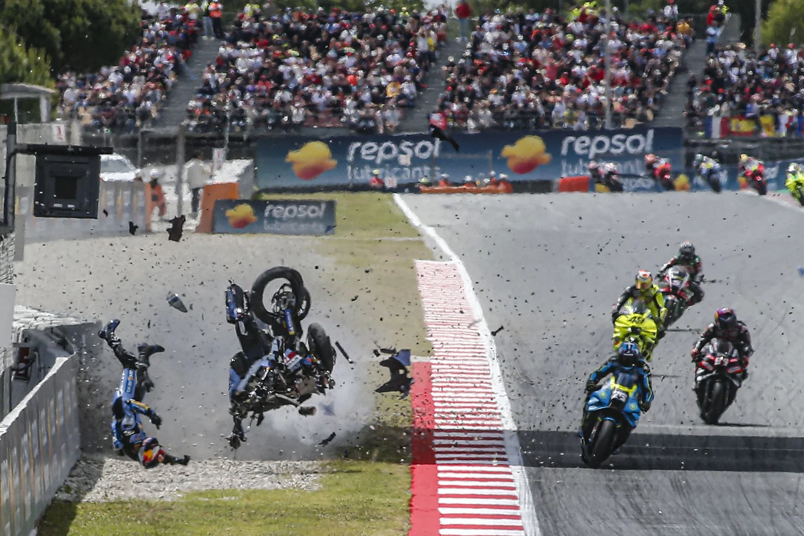 L'accident d'horreur impliquant Alex Marquez à Barcelone dimanche. Crédit : Or et Oie.
