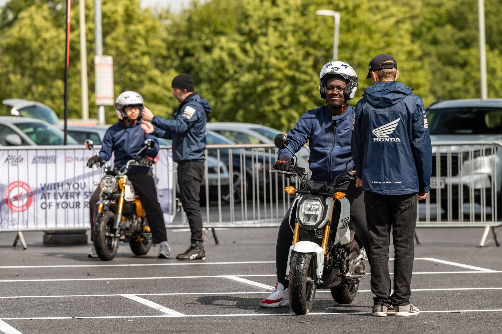 Des étudiants apprennent à rouler avec Honda UK