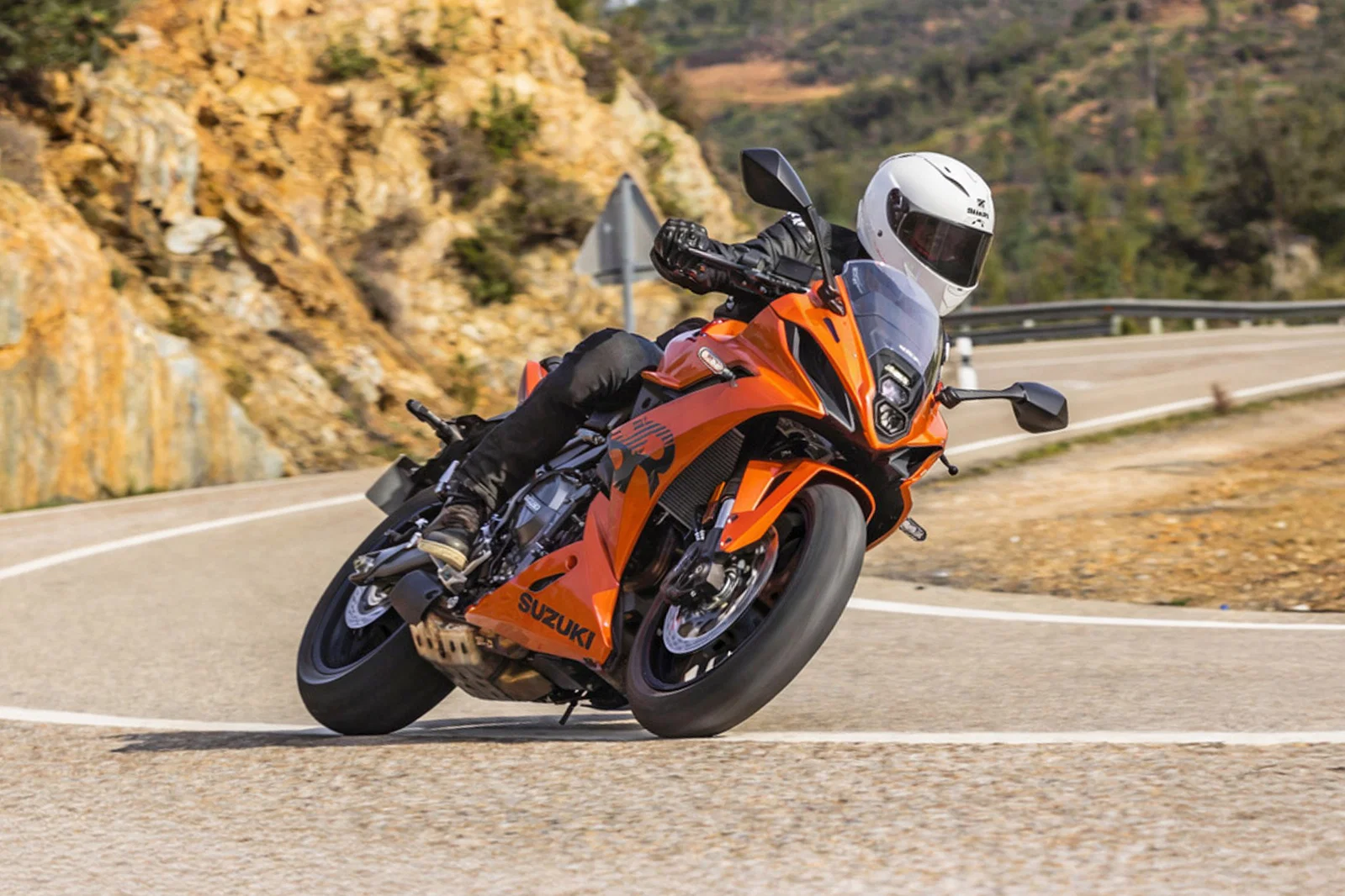 Suzuki GSX-8R prend un virage.