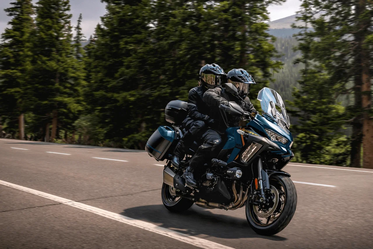 Deux personnes sur une Kawasaki Versys 1100SX