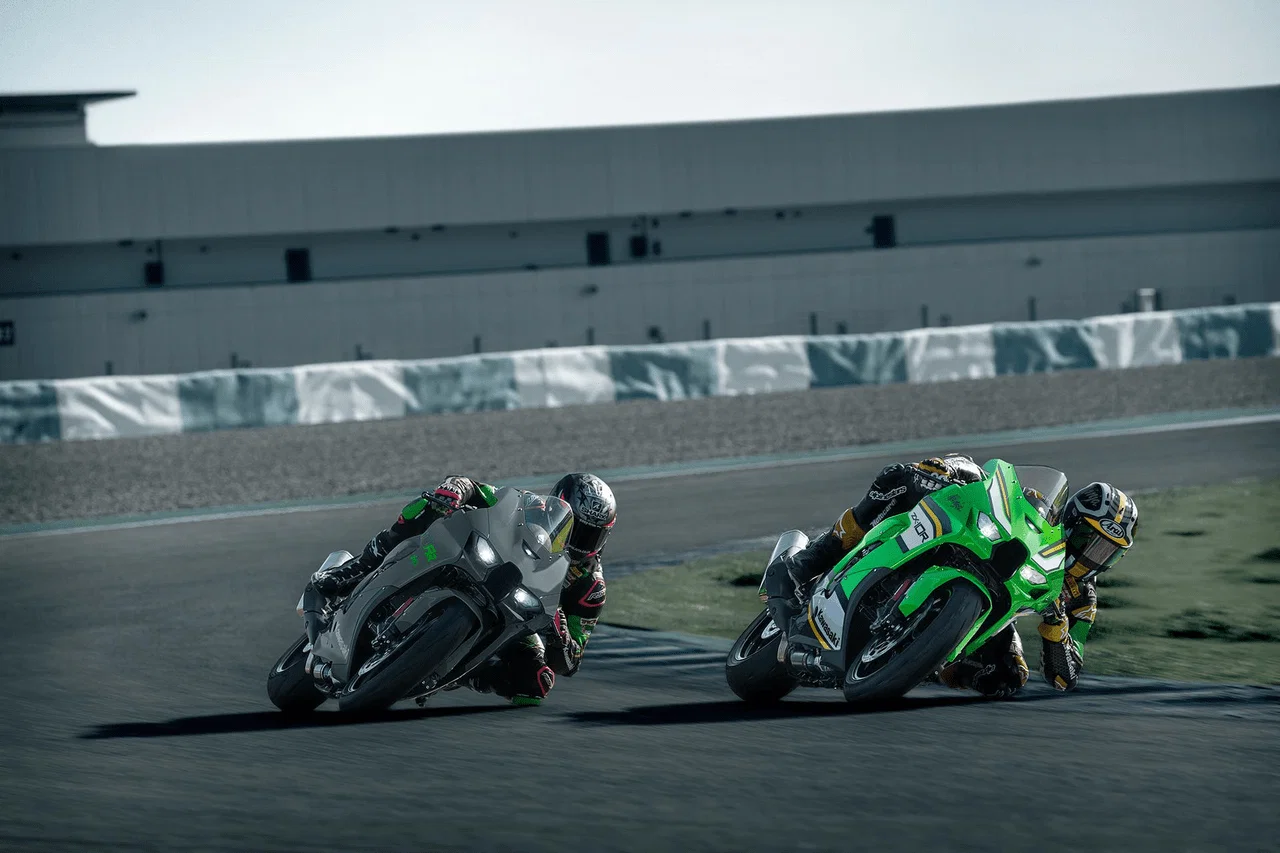 Deux motos Kawasaki Ninja ZX-10RR en piste