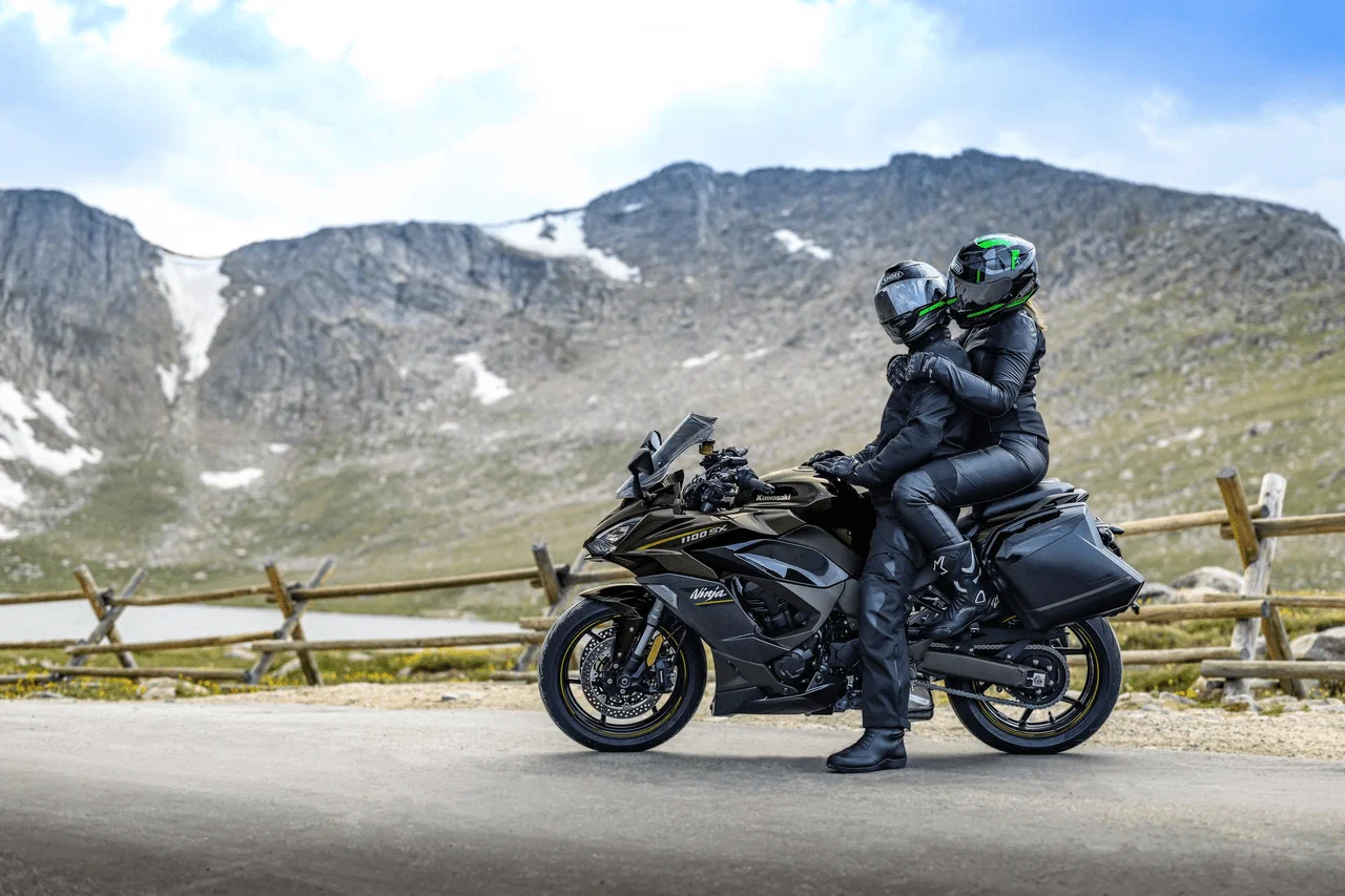 Deux personnes sur une Kawasaki Ninja 1100XS