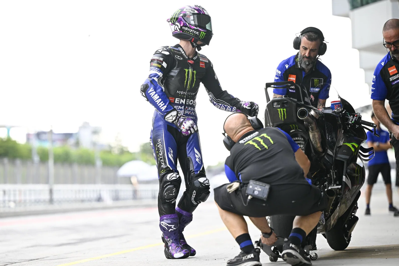 Fabio Quartararo portant le casque « test » MotoGP à Sepang. Crédit : Or et Oie.