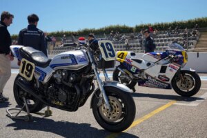 La nouvelle Honda CB1000F exposée aux côtés de motos de course vintage lors d'événements européens