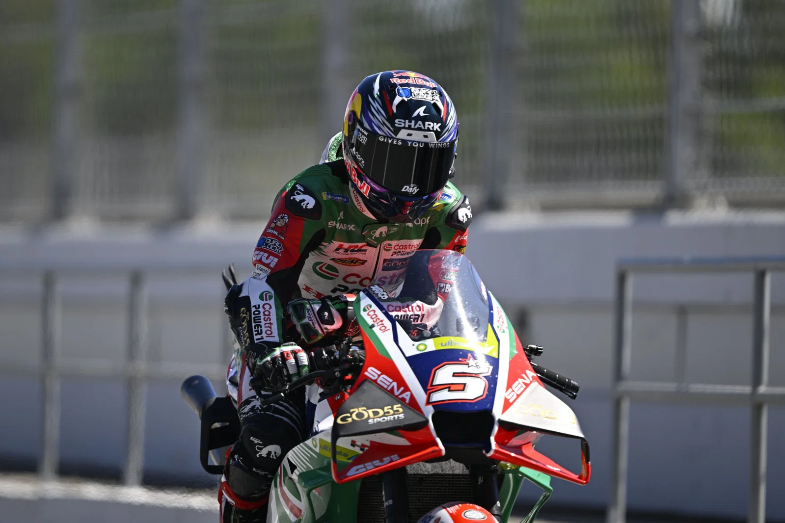 Johann Zarco circulant dans la voie des stands à Barcelone. Crédit : Or et Oie.