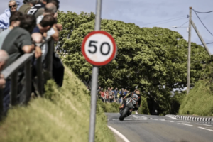Le TT de l'île de Man ferme la zone des spectateurs après un grave incident