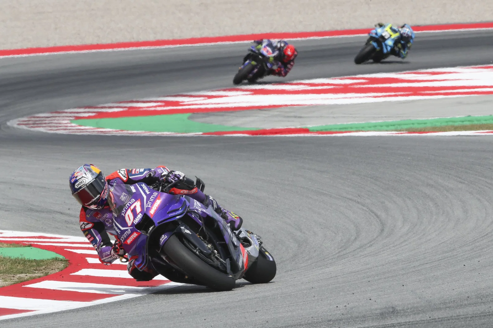 Toprak Razgatlioglu au volant de sa Yamaha M1 à Barcelone. Crédit : Or et Oie.