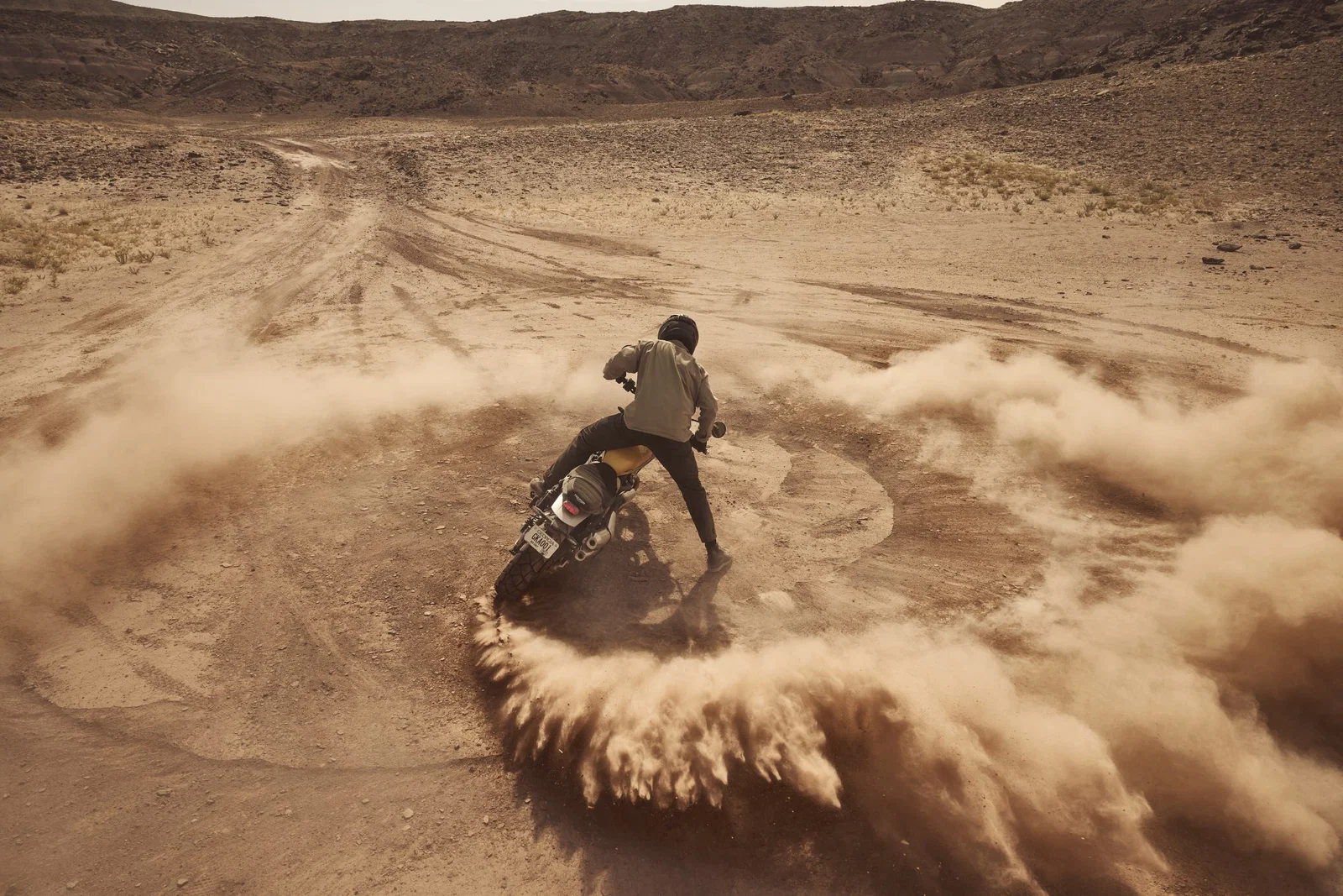 Triumph Scrambler 900 en tout-terrain.