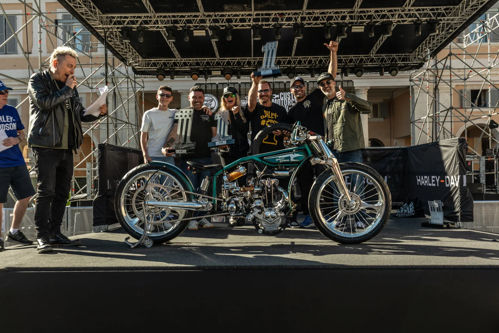 Une moto personnalisée sur scène au Harley-Davidson European Spring Rally.