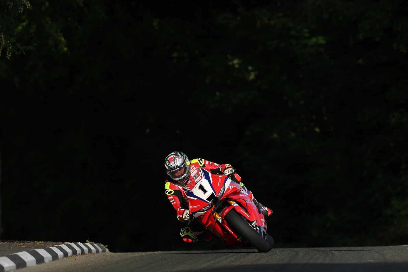 John McGuinness en action à bord d'une Honda CBR1000RR-R au TT de l'île de Man.