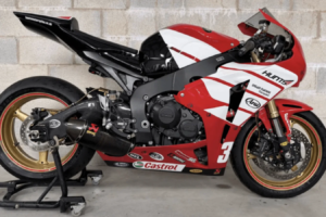 L'ancien vélo Michael Dunlop Isle of Man TT est mis aux enchères