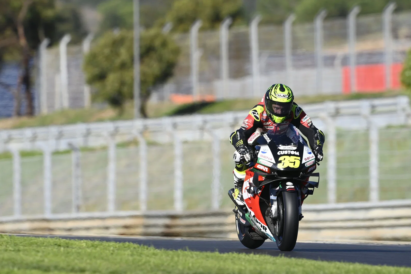 Cal Crutchlow en course en MotoGP. Crédit : Or et Oie.