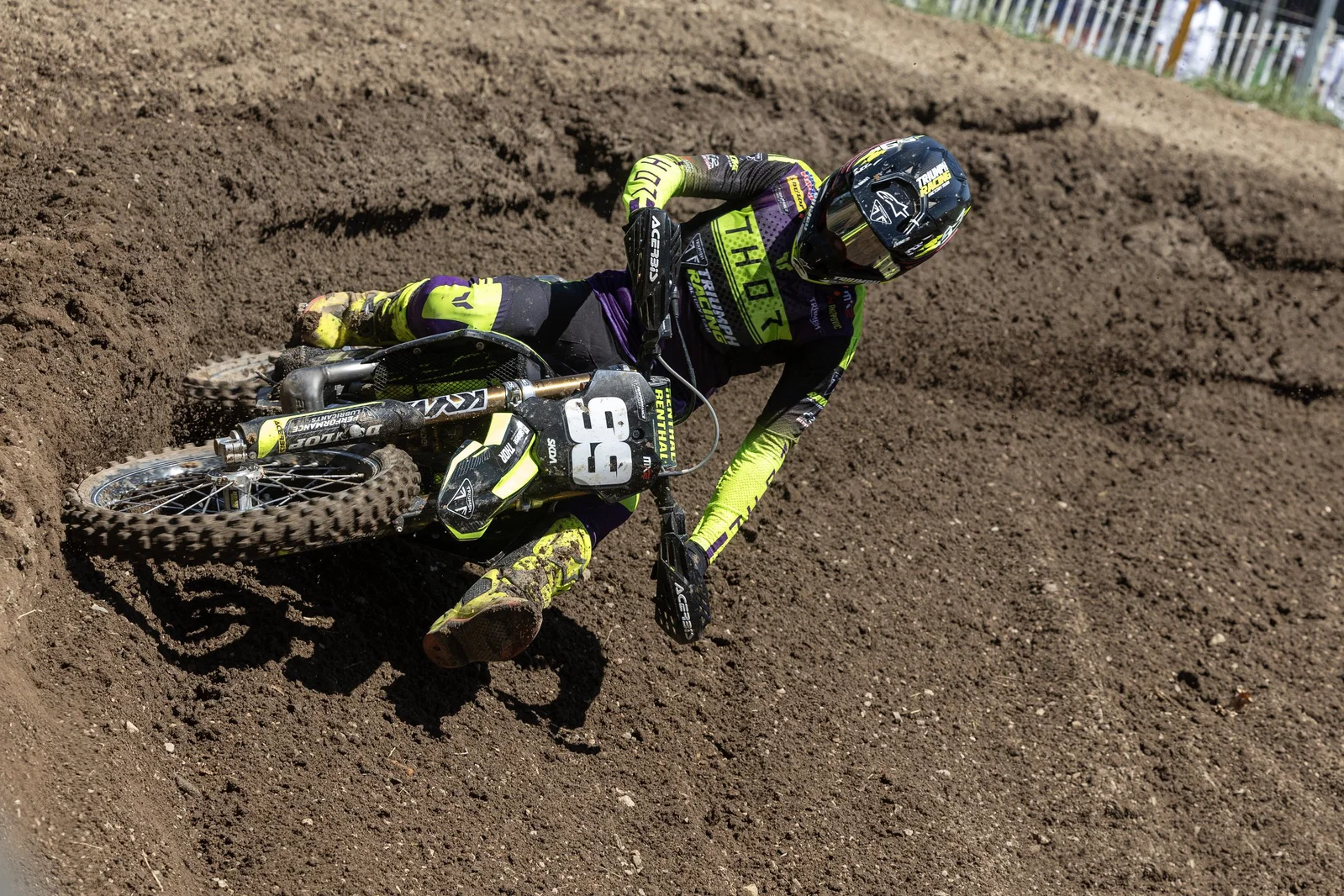 Farres au volant de la Triumph sur piste
