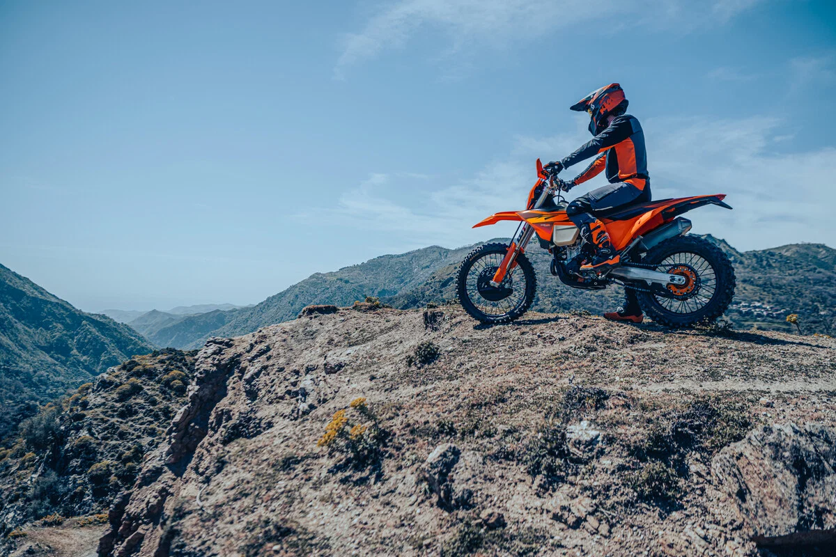 Un vélo d'enduro KTM au sommet d'une montagne.