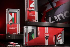 Annonce d'un partenariat entre MotoGP Authentics et Ducati Corse pour des souvenirs utilisés en course