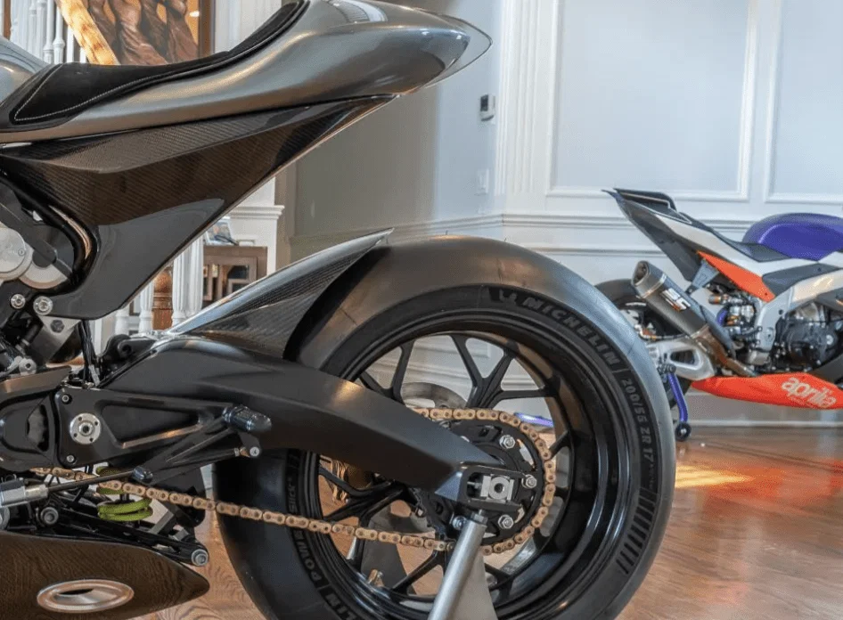 Le Brough partage la maison avec une Aprilia RSV4 XTrenta et une KTM RC8R !
