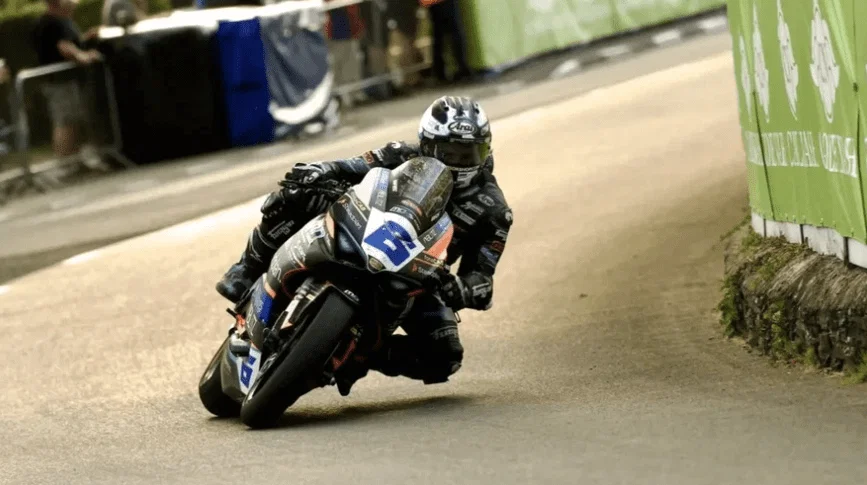 Michael Dunlop en action au TT de l'île de Man 2026. Crédit : Île de Man TT.