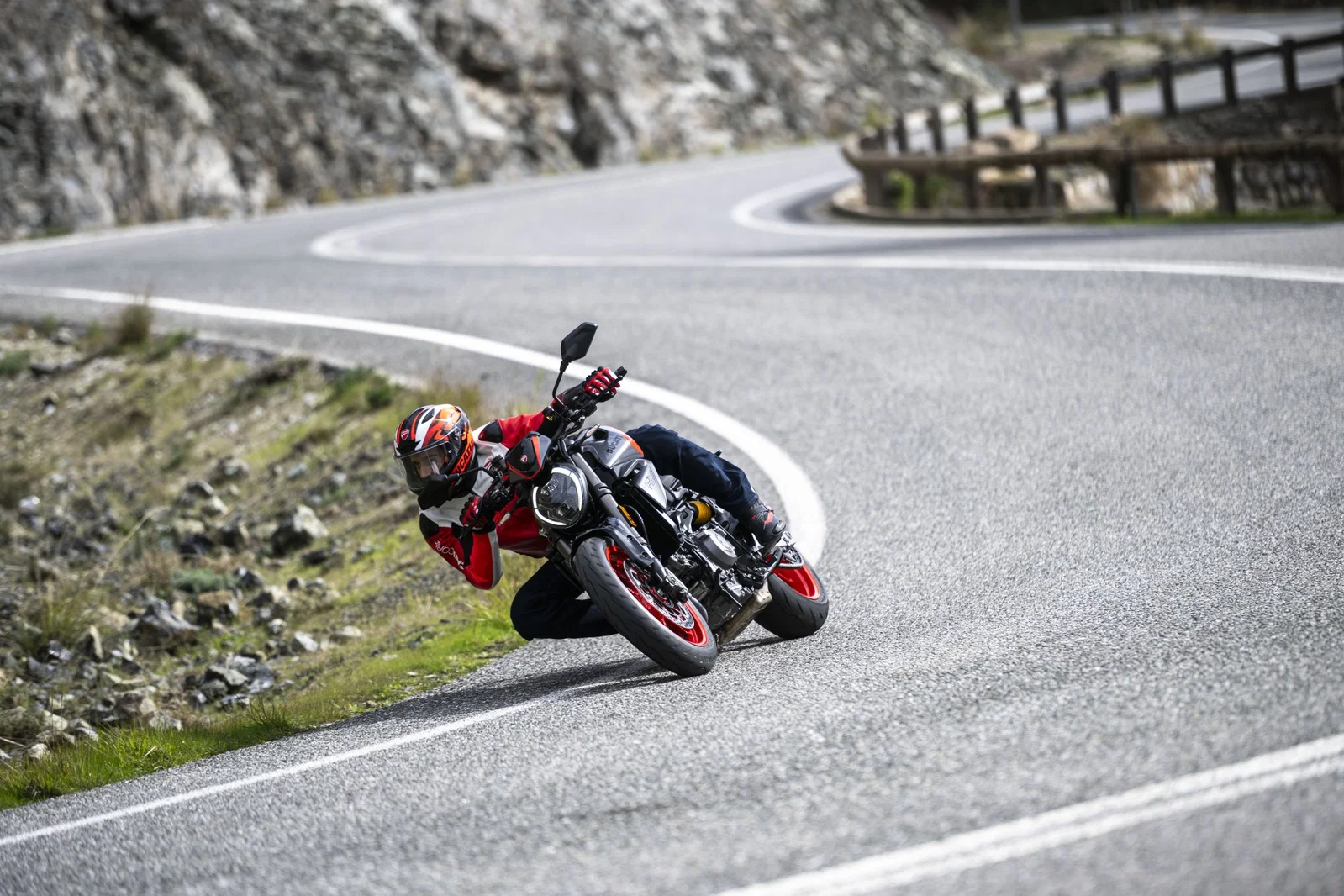 Nouveau Ducati Monster sur la route dans une nouvelle option Sport Livery.