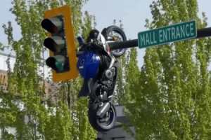 Suzuki GSX-R750 laissée suspendue au poteau d'un feu de circulation après une collision avec BMW