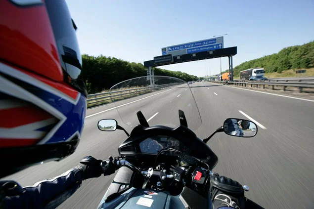 Moto sur une autoroute au Royaume-Uni.