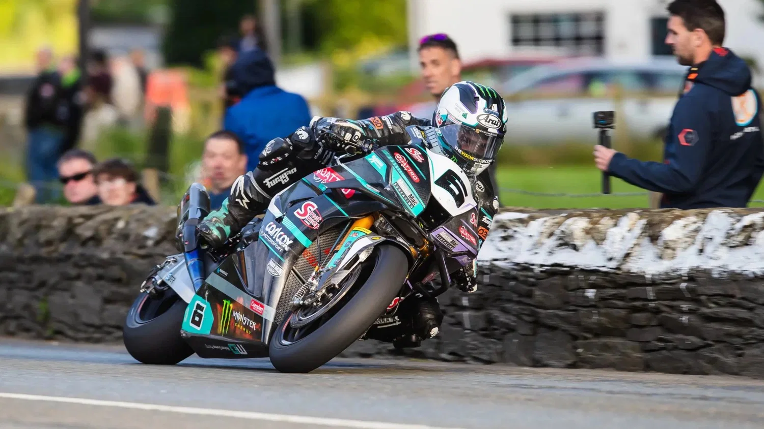 Dunlop dans la course Superbike TT : Crédit : Isle of Man TT. © Île de Man TT