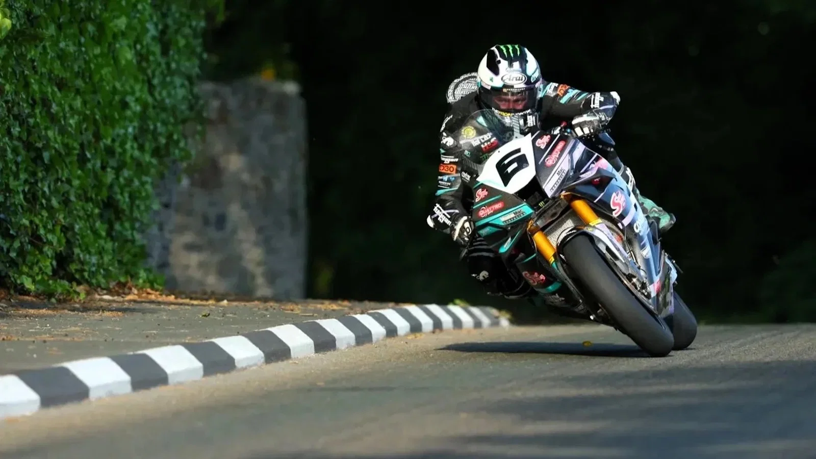 Michael Dunlop in the Superbike TT race : Credit: Isle of Man TT. © Isle of Man TT
