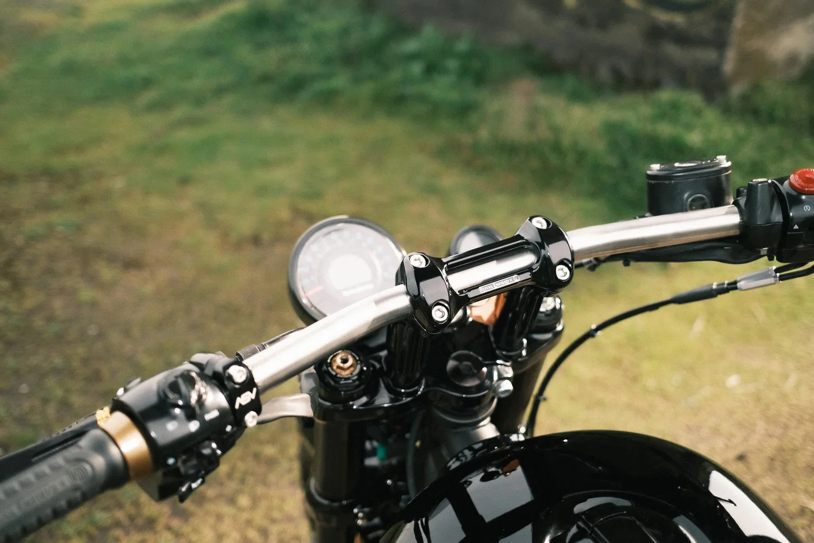 Les rehausseurs de guidon fabriqués sur mesure donnent au vélo une position de conduite très différente